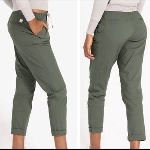 Very Good condition Vuori Ripstop Capri Pants